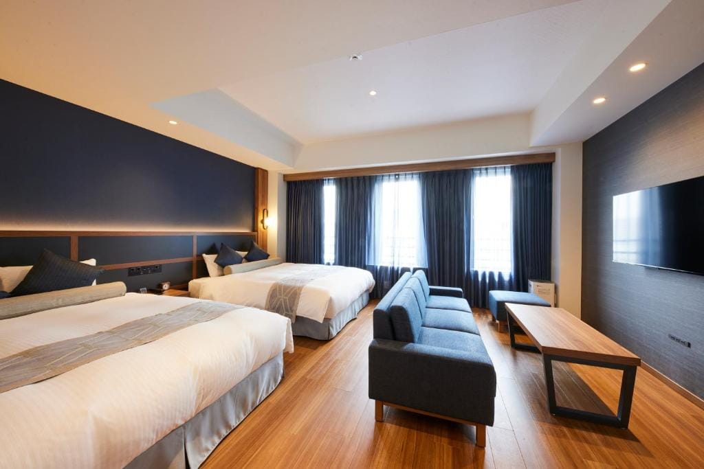 HOTEL SAILS — 2